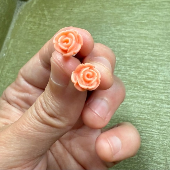 💸CLEARANCE 4/$15💸 Modcloth Coral Rosette Stud Earrings - Picture 3 of 4